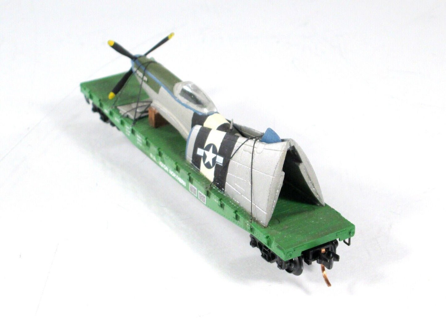 N Scale United States WWII Fighter Plane on Flat Car - Micro Trains, Knuckle Cpl