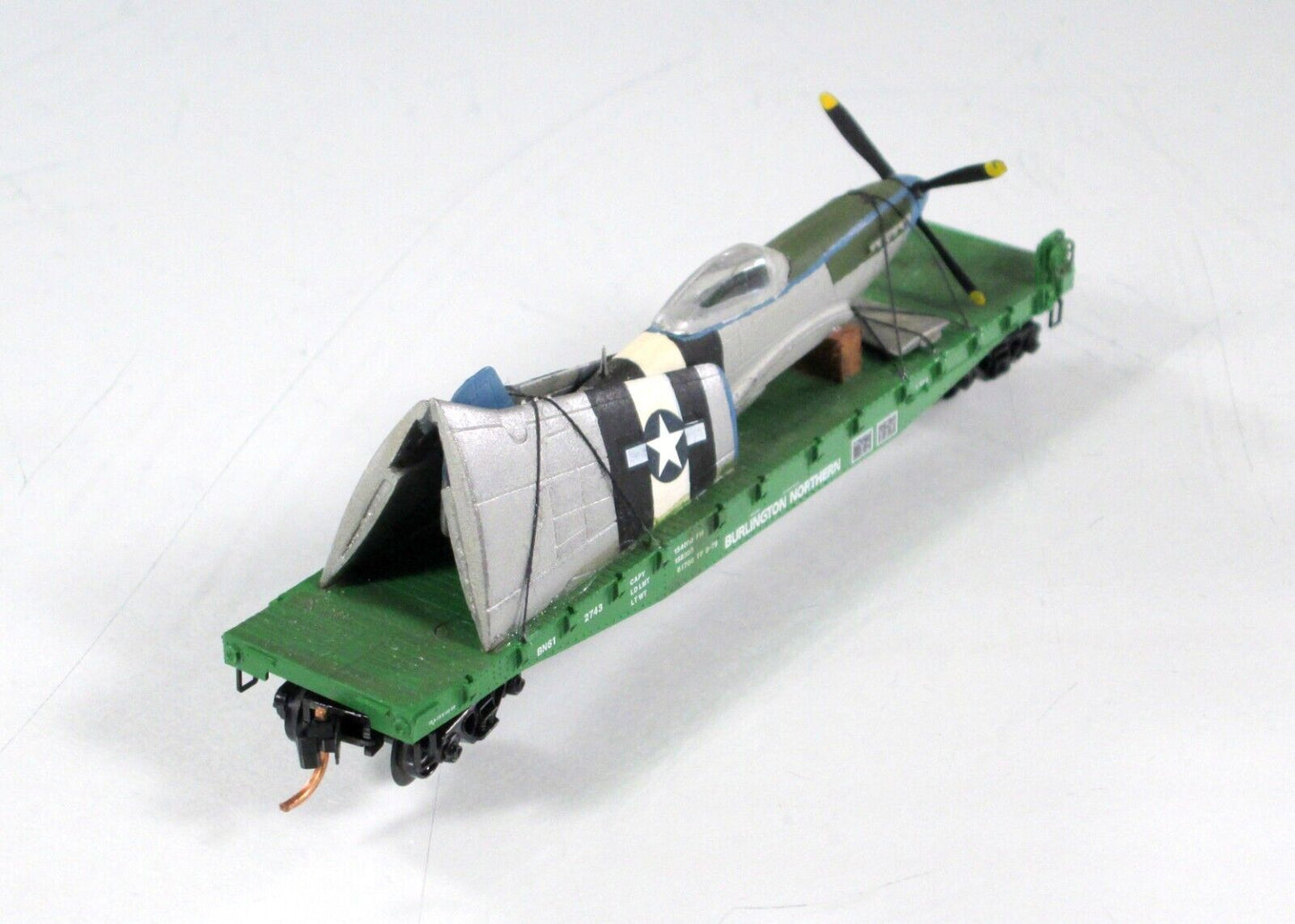 N Scale United States WWII Fighter Plane on Flat Car - Micro Trains, Knuckle Cpl