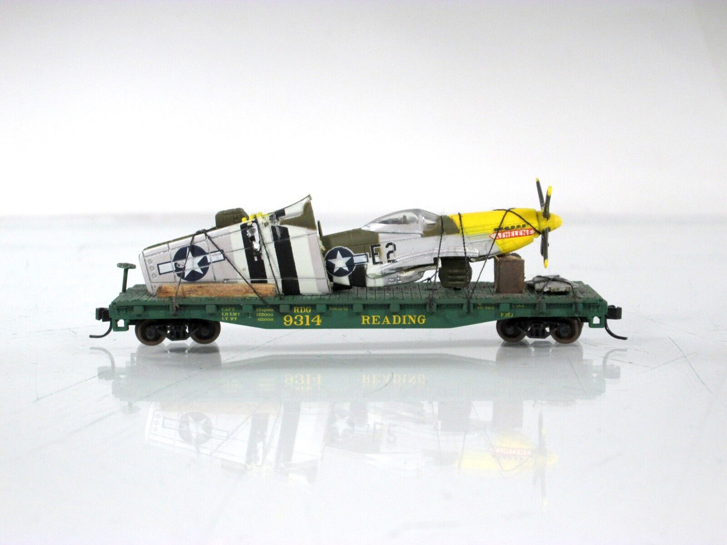 N Scale United States WWII Fighter Plane on Flat Car,   Atlas, Knuckle Couplers