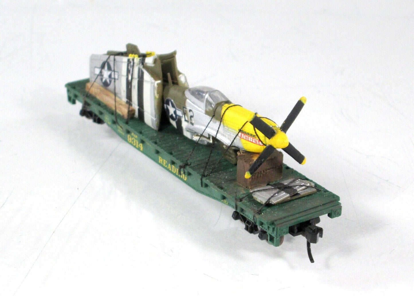 N Scale United States WWII Fighter Plane on Flat Car,   Atlas, Knuckle Couplers
