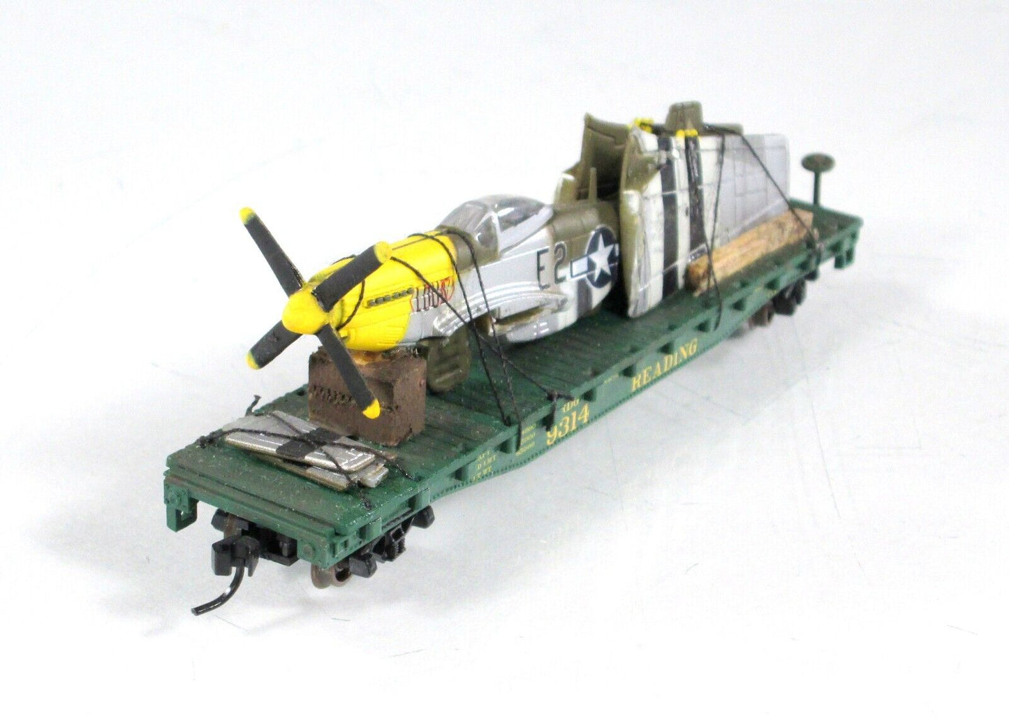 N Scale United States WWII Fighter Plane on Flat Car,   Atlas, Knuckle Couplers