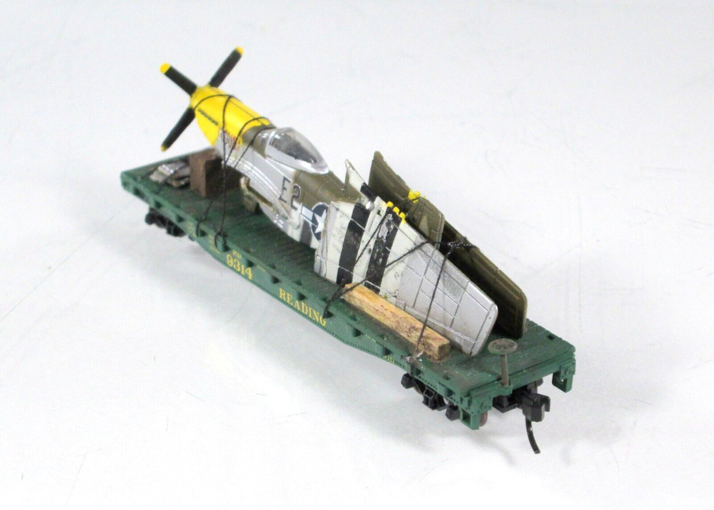 N Scale United States WWII Fighter Plane on Flat Car,   Atlas, Knuckle Couplers