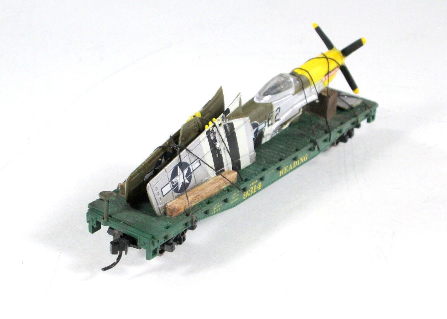 N Scale United States WWII Fighter Plane on Flat Car,   Atlas, Knuckle Couplers