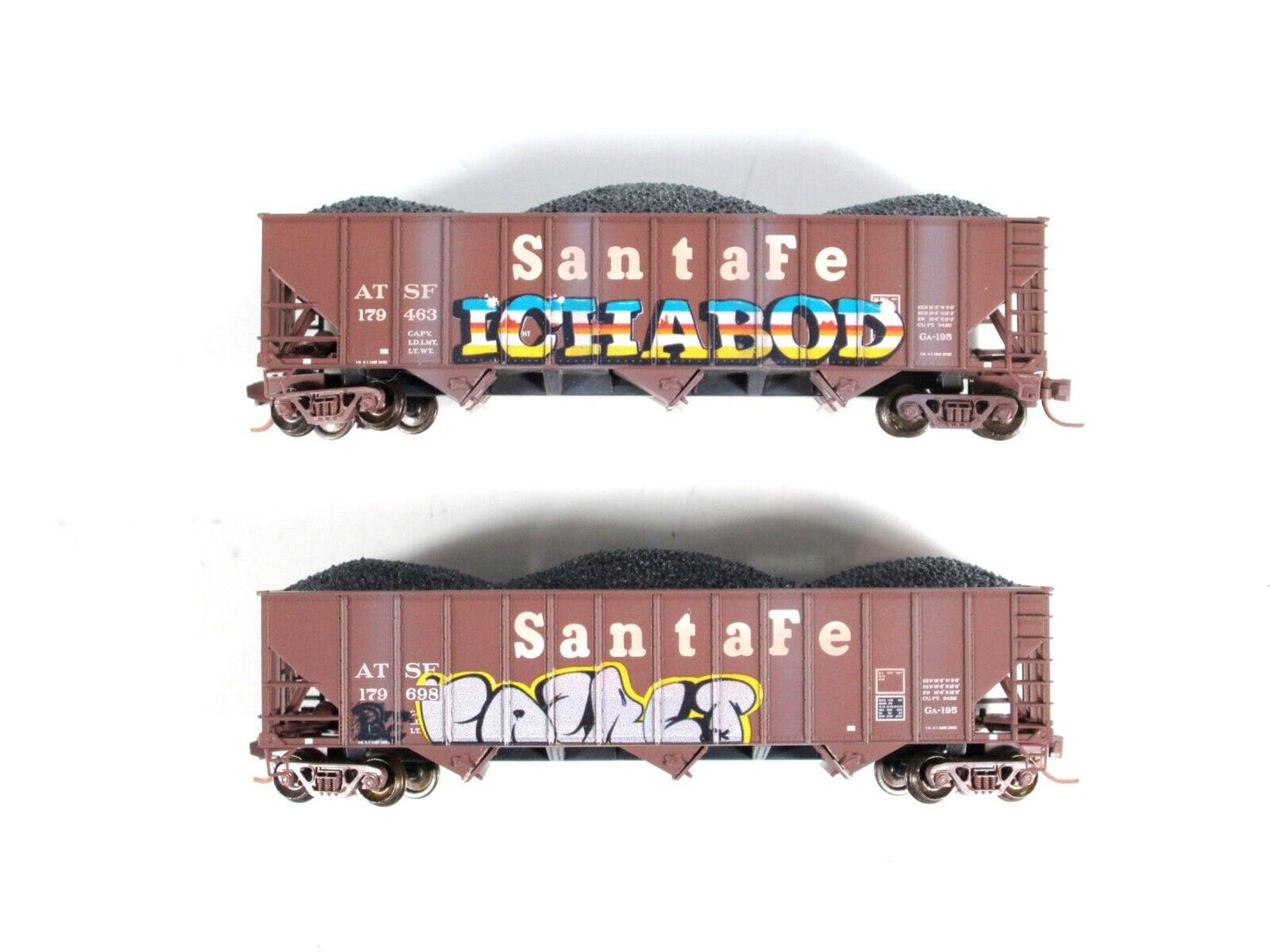 N Scale **SANTA FE** Weathered & Graffiti Hopper 2-Pack -- Micro Trains 99305080