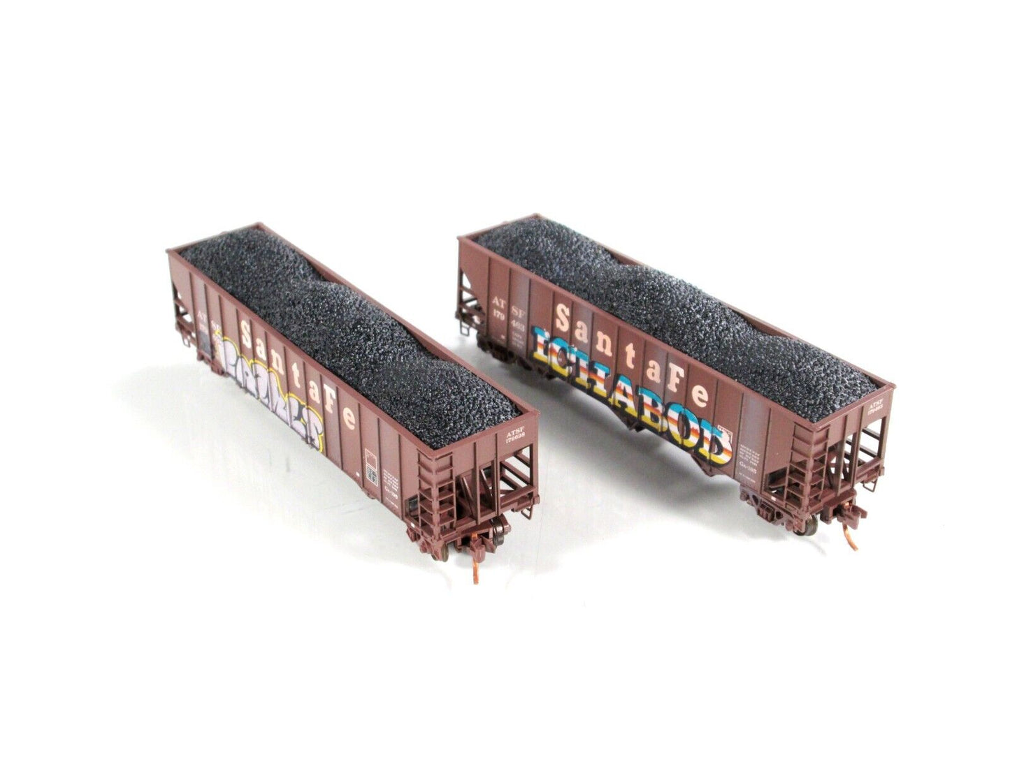 N Scale **SANTA FE** Weathered & Graffiti Hopper 2-Pack -- Micro Trains 99305080