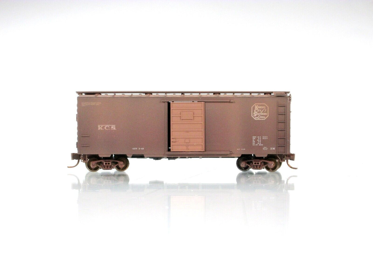 N Scale ***KANSAS CITY SOUTHERN*** Weathered 40' Box Car - Micro Trains 02051966