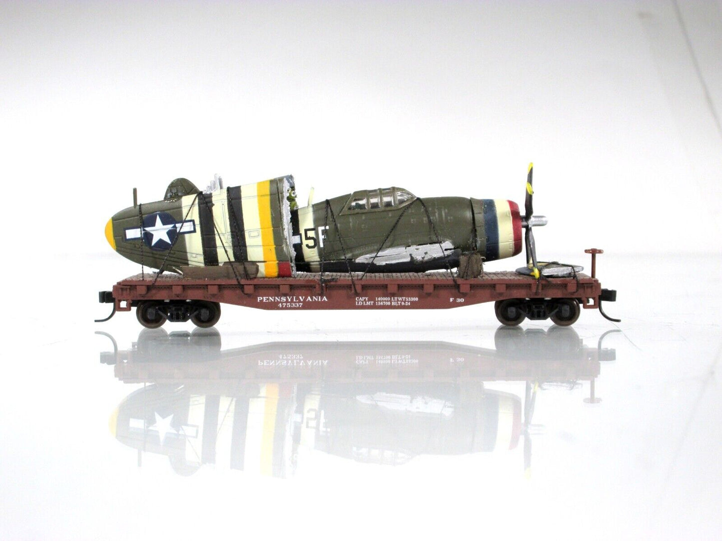 N Scale United States WWII Fighter Plane on Flat Car --Atlas, Knuckle Couplers