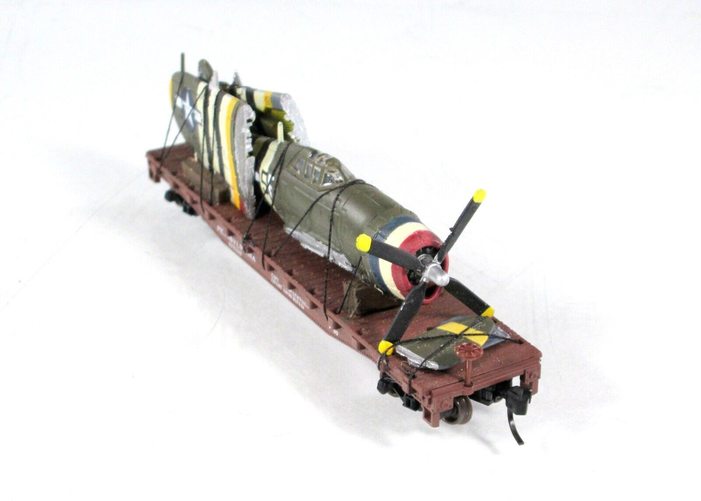 N Scale United States WWII Fighter Plane on Flat Car --Atlas, Knuckle Couplers