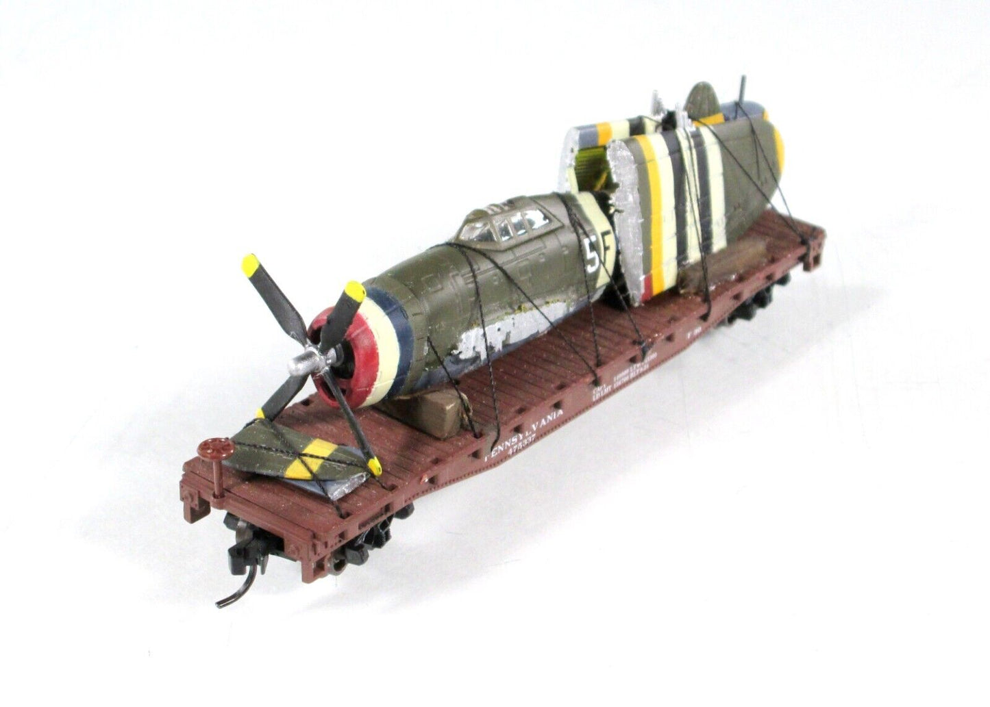 N Scale United States WWII Fighter Plane on Flat Car --Atlas, Knuckle Couplers