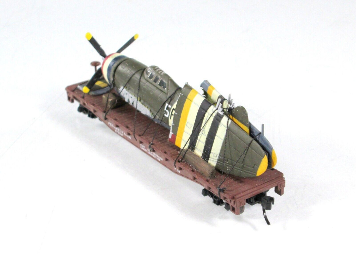 N Scale United States WWII Fighter Plane on Flat Car --Atlas, Knuckle Couplers