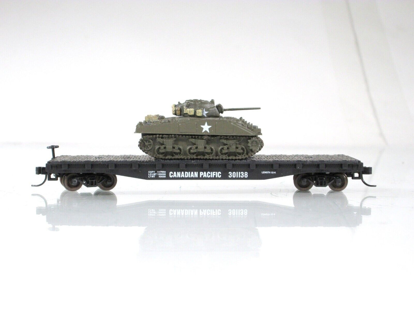 N Scale ***CANADIAN PACIFIC*** Flat Car w/ WWII US ARMY Tank Load #301138 -Atlas