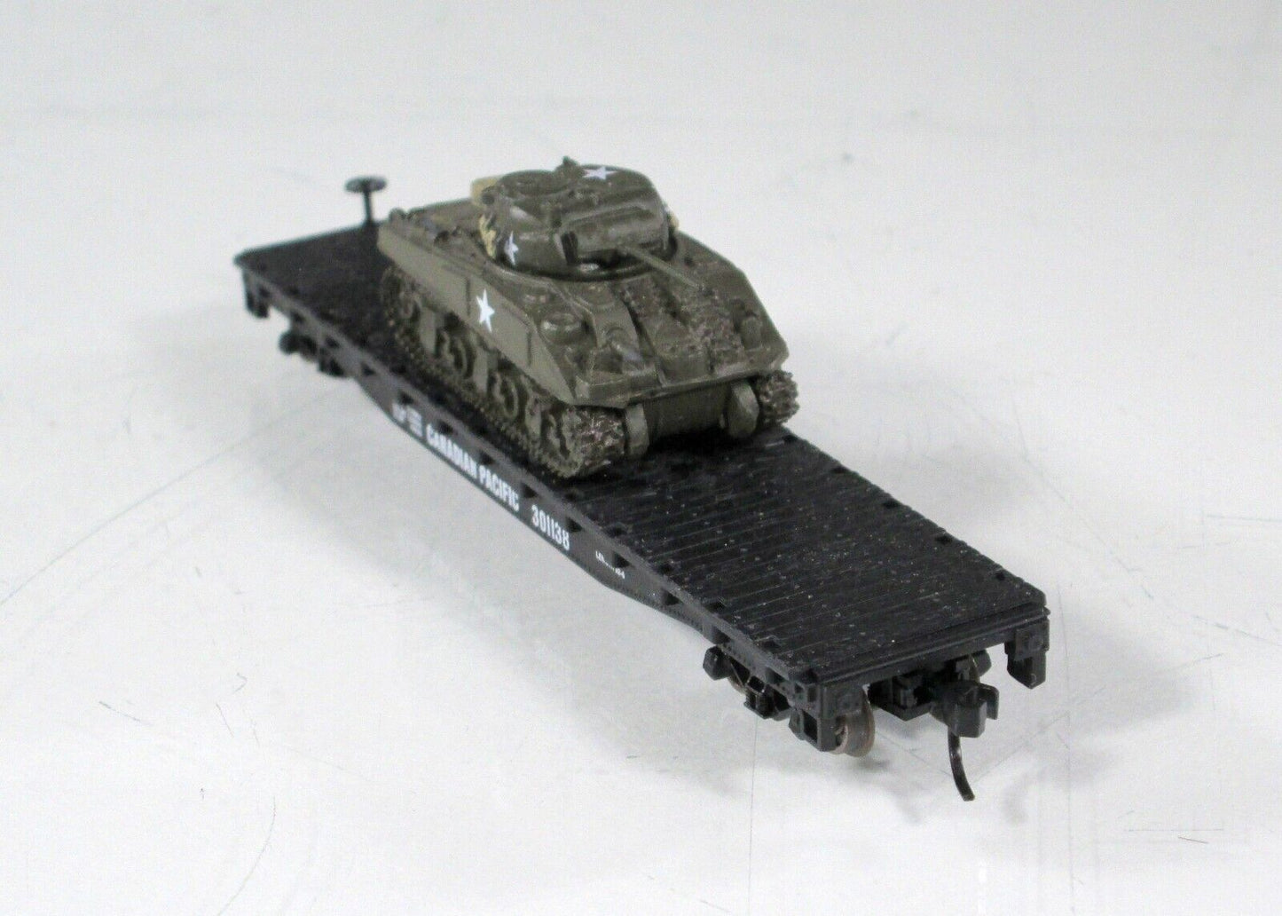 N Scale ***CANADIAN PACIFIC*** Flat Car w/ WWII US ARMY Tank Load #301138 -Atlas