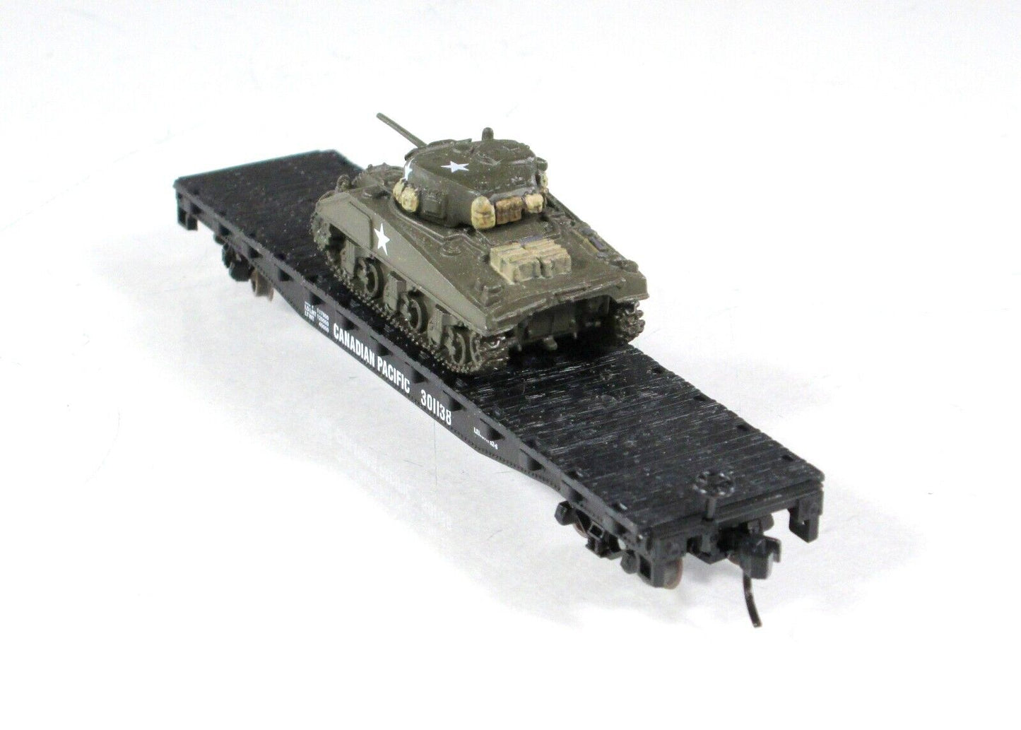 N Scale ***CANADIAN PACIFIC*** Flat Car w/ WWII US ARMY Tank Load #301138 -Atlas