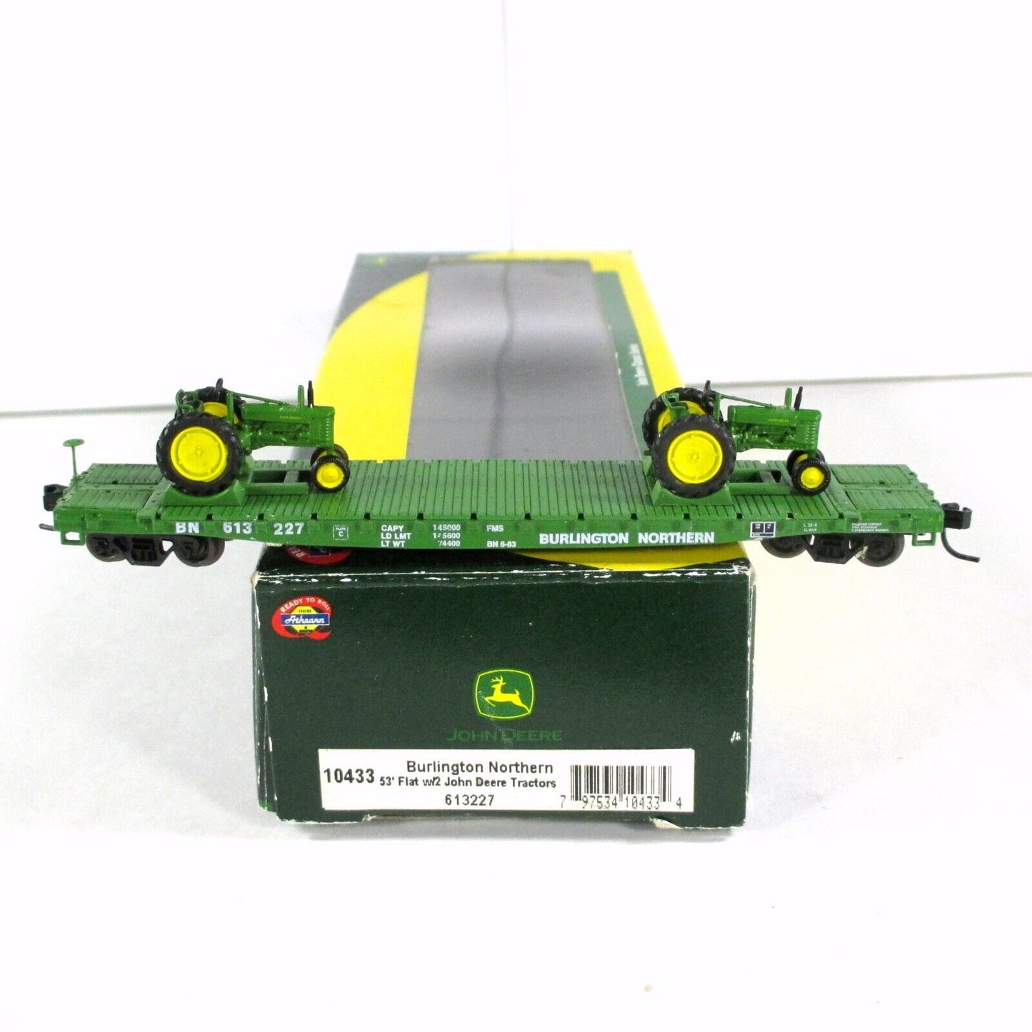 N Scale **JOHN DEERE** Tractors on Flat Car **BURLINGTON** 613227 -Athearn 10433