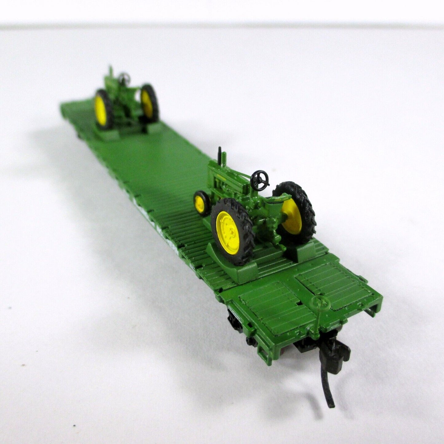 N Scale **JOHN DEERE** Tractors on Flat Car **BURLINGTON** 613227 -Athearn 10433
