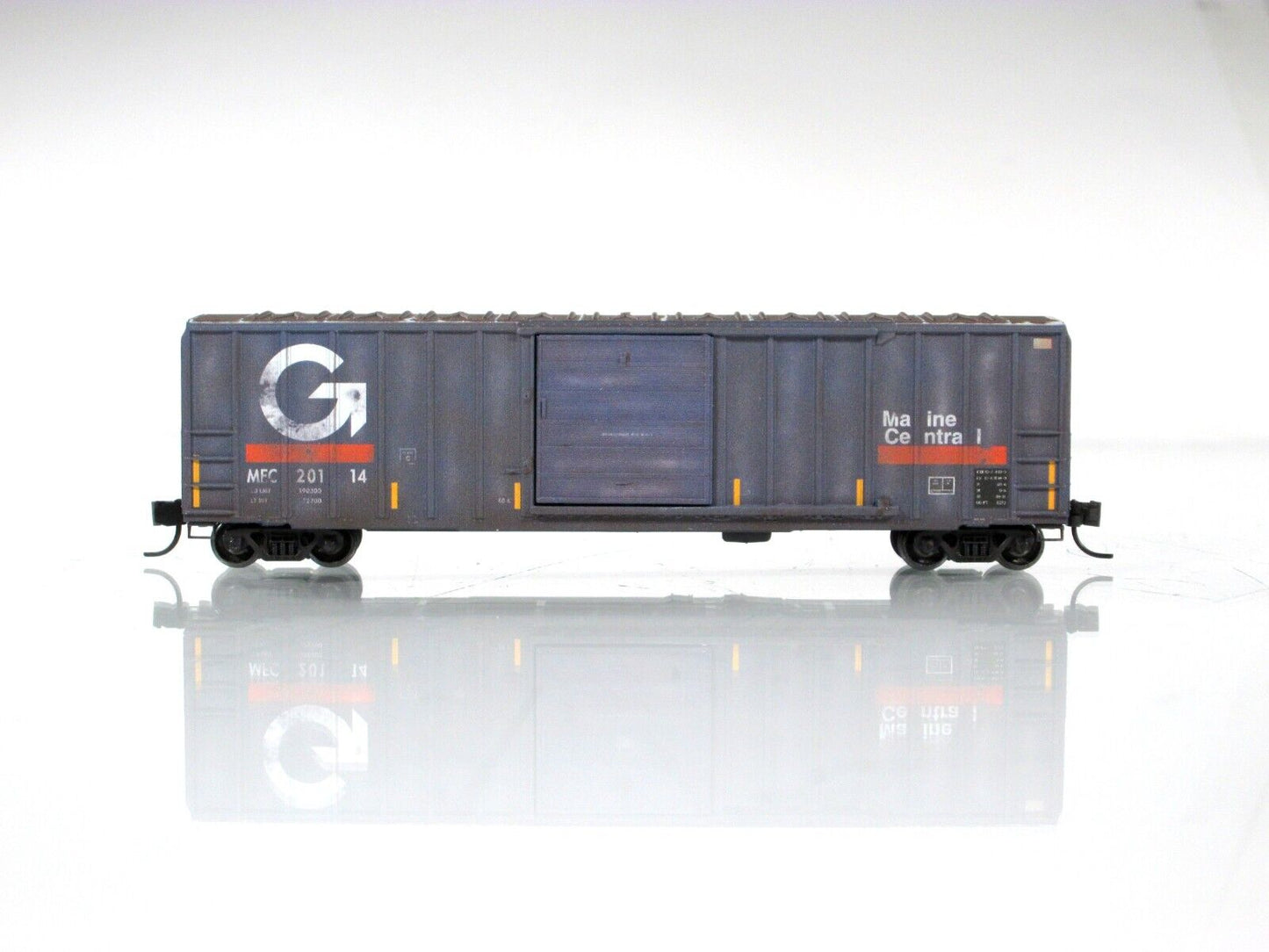N Scale ***MAINE CENTRAL*** Weathered Box Car MEC #20114 - Micro Trains 02545440