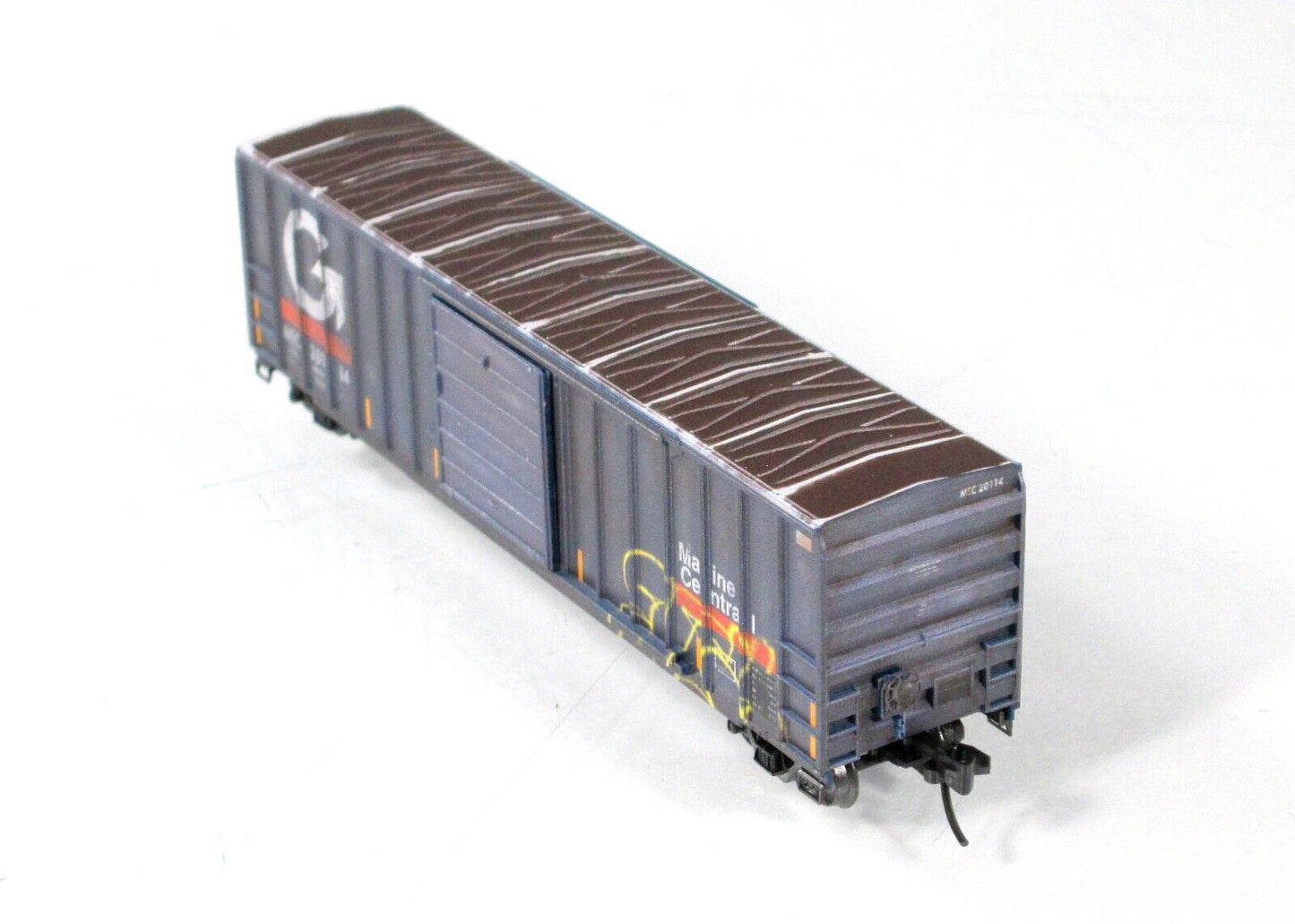 N Scale ***MAINE CENTRAL*** Weathered Box Car MEC #20114 - Micro Trains 02545440