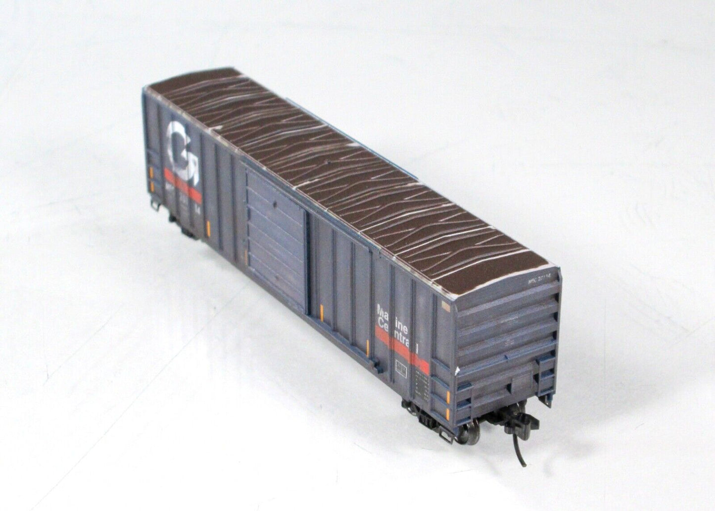 N Scale ***MAINE CENTRAL*** Weathered Box Car MEC #20114 - Micro Trains 02545440