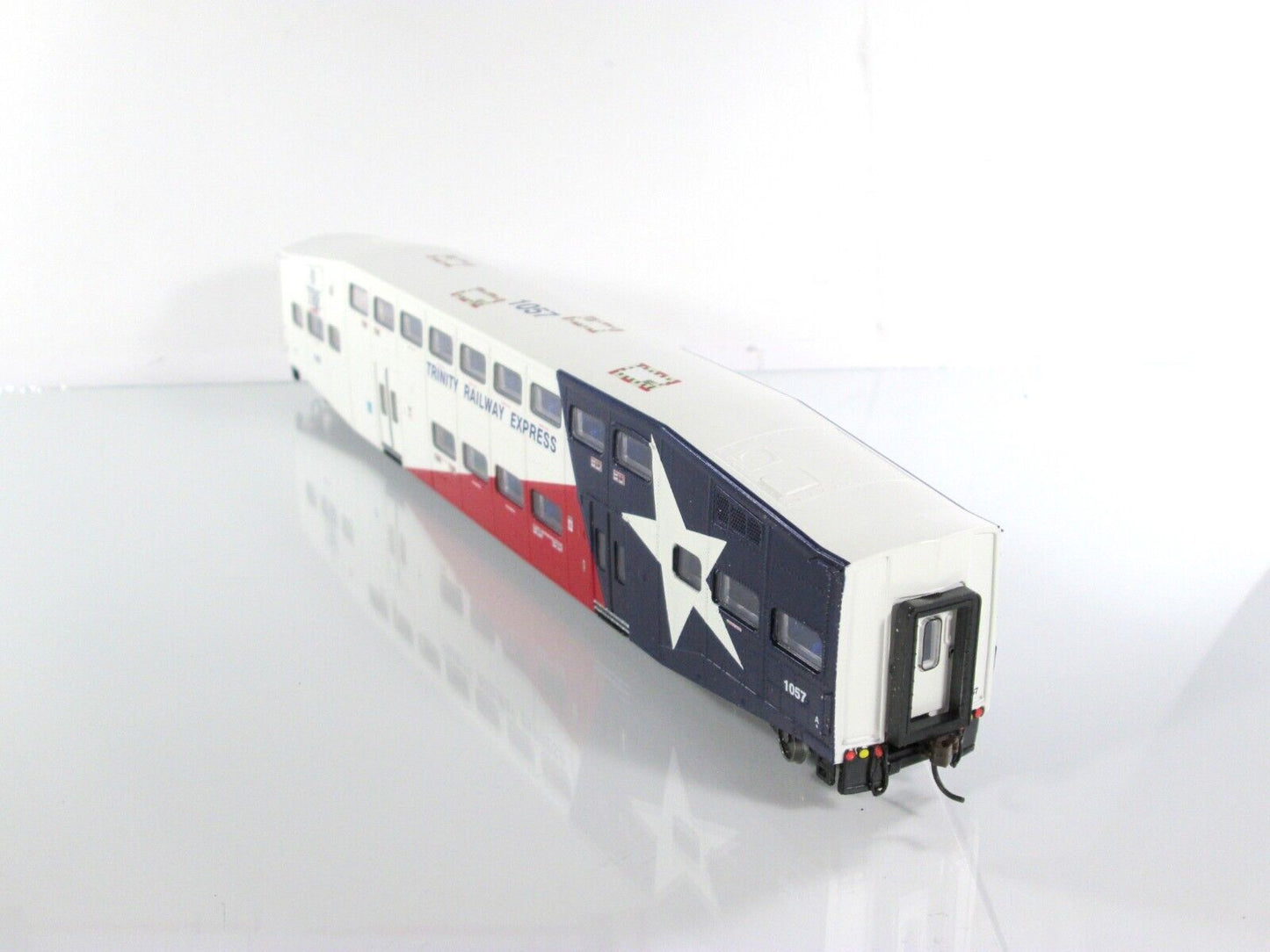 HO Scale DALLAS TRINITY RAILWAY EXPRESS Bombardier Coach, TRE 1057 -Athearn 2566