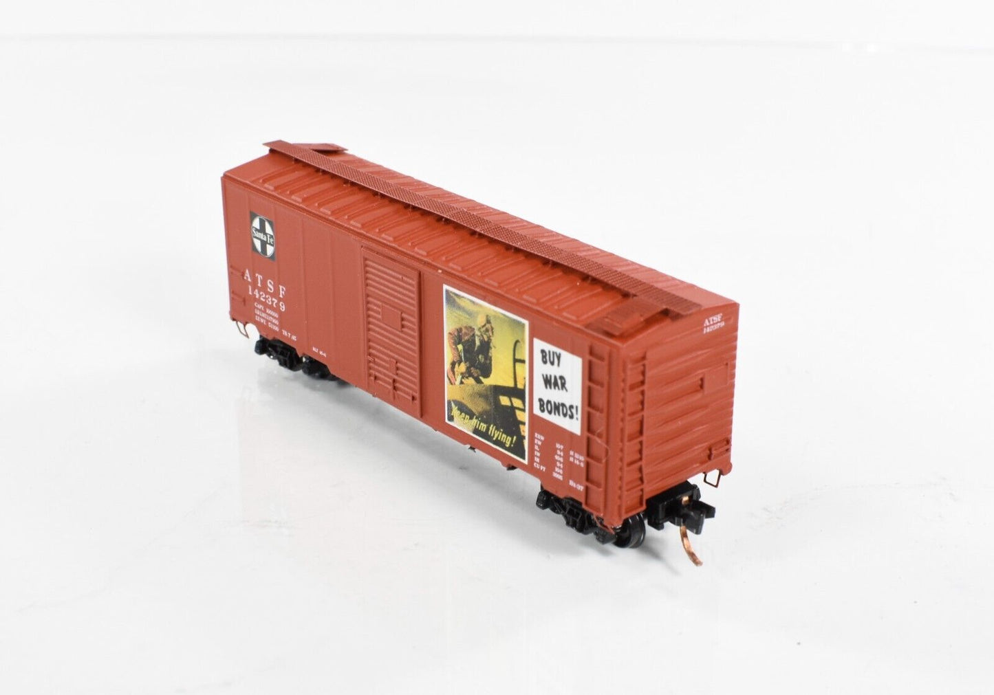 N Scale WWII **KEEP HIM FLYING, WAR BONDS** Box Car, ATSF 142379 - DELUXE 240461