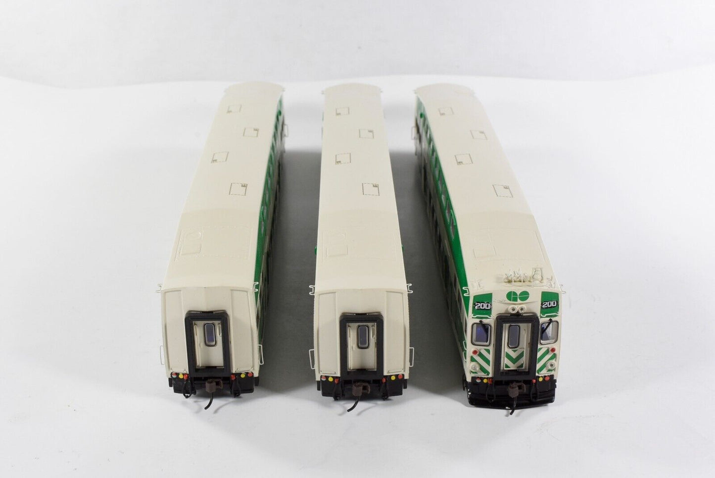 HO Scale GO TRANSIT BOMBARDIER Bi-Level Passenger Car 3-Pack Set -- Athearn 2581