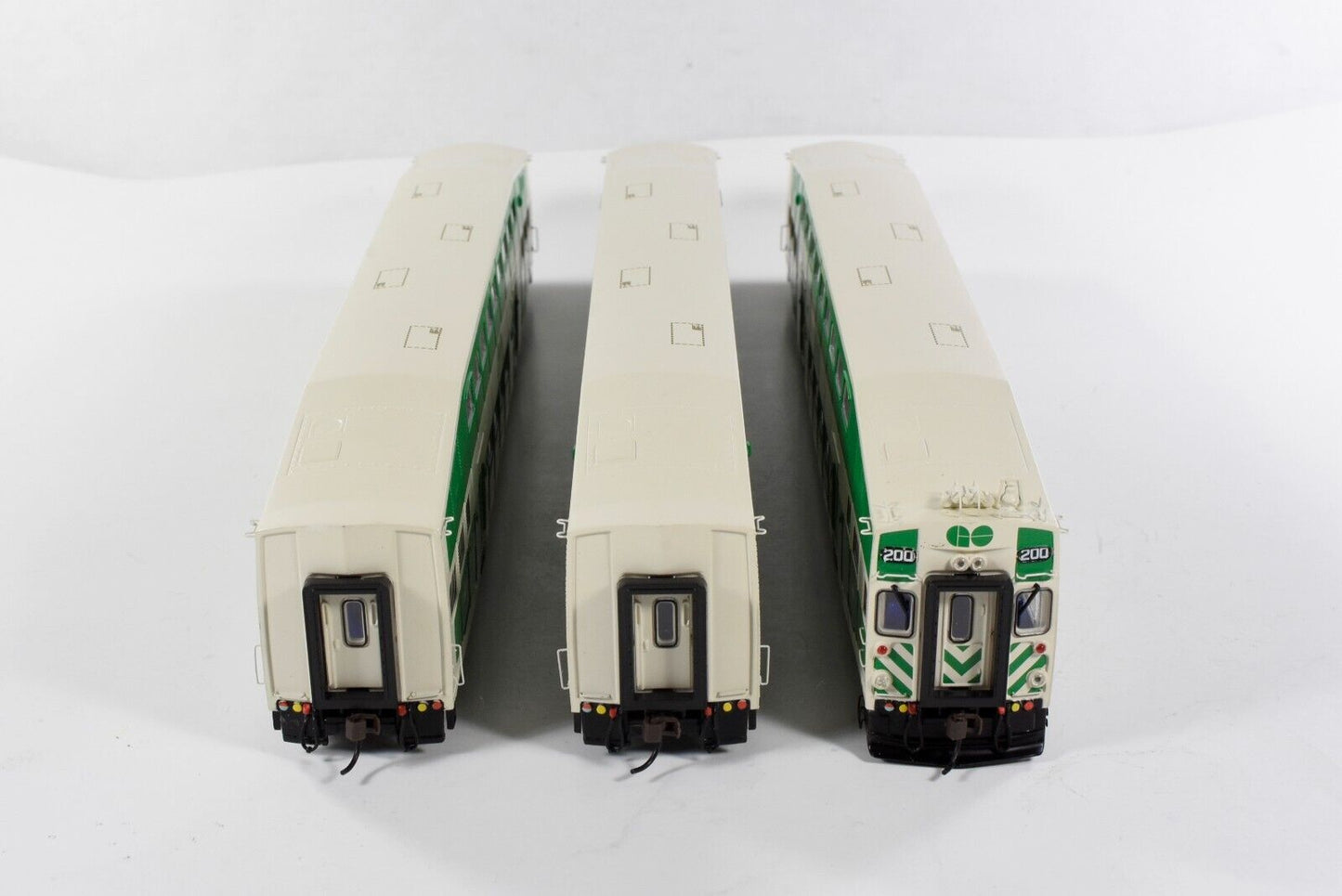HO Scale GO TRANSIT BOMBARDIER Bi-Level Passenger Car 3-Pack Set -- Athearn 2581
