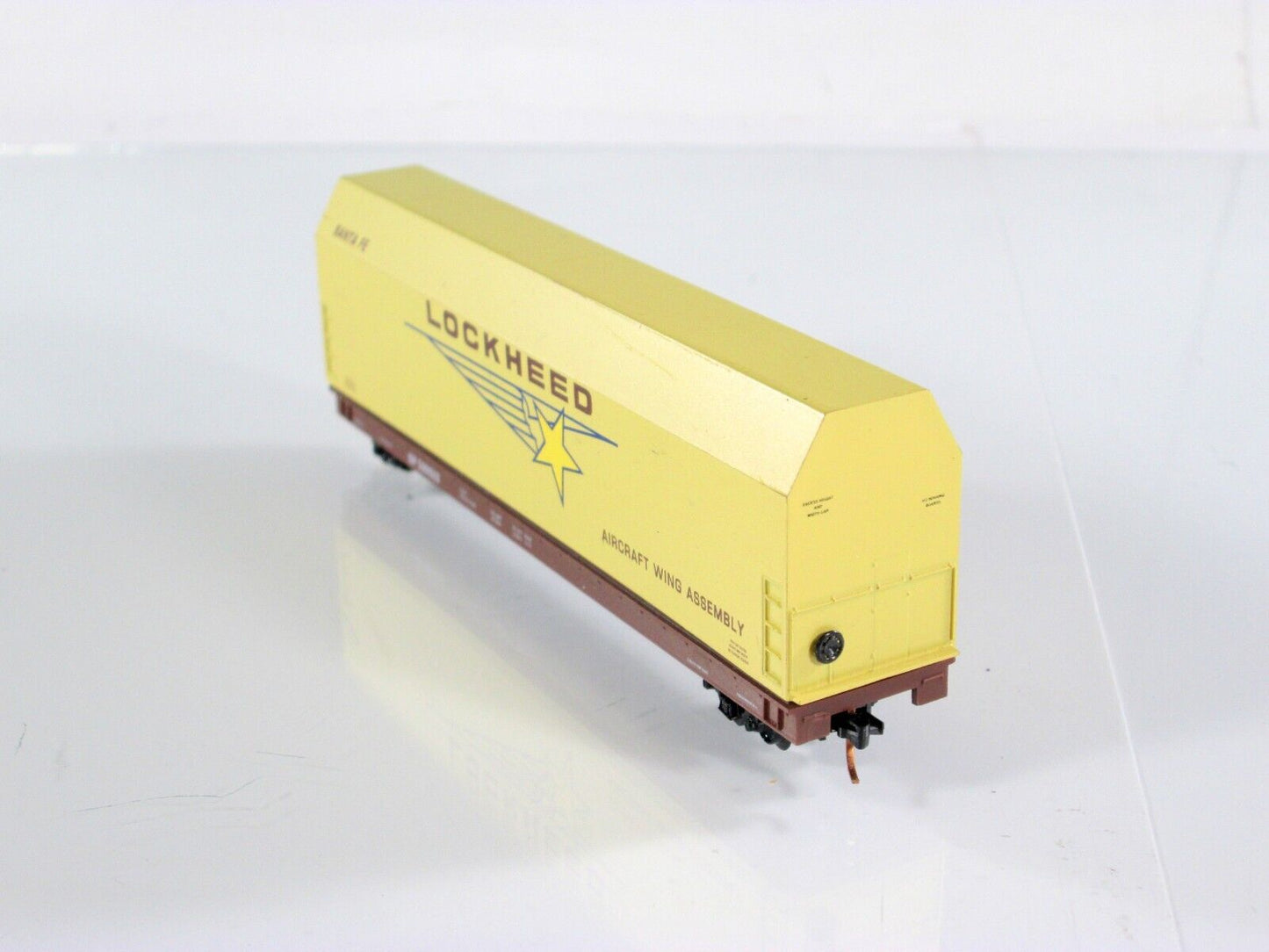 N Scale LOCKHEED Santa Fe Aircraft Assembly Skybox on Flat Car - SP 599313 - LBF