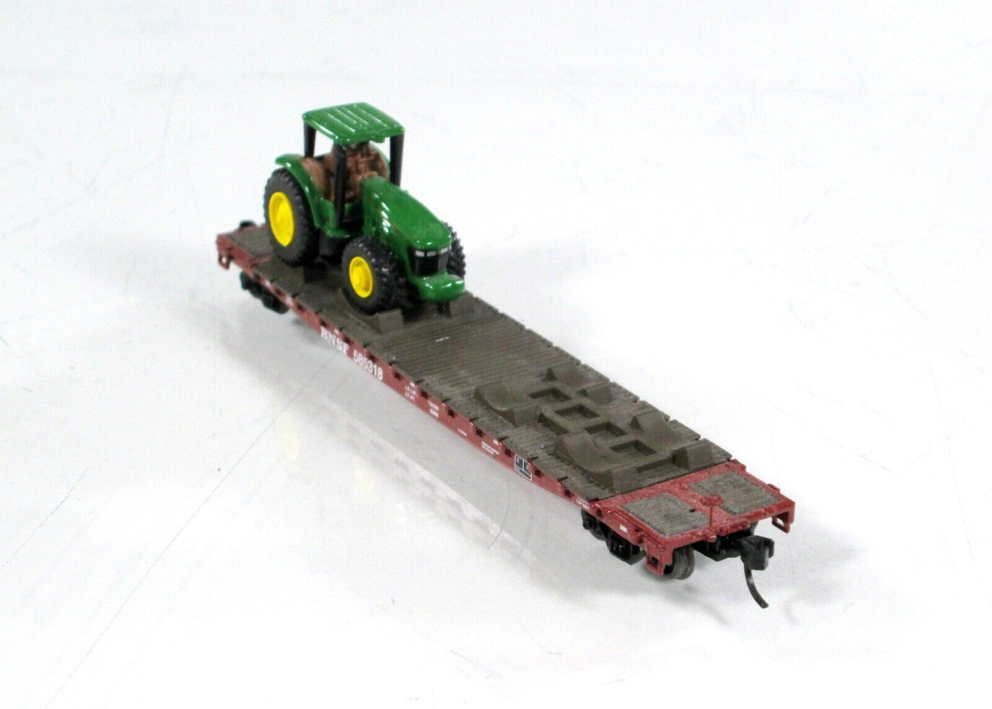 N Scale ***JOHN DEERE*** Tractor on Flat Car, **BNSF** #585318 --- Athearn 10444