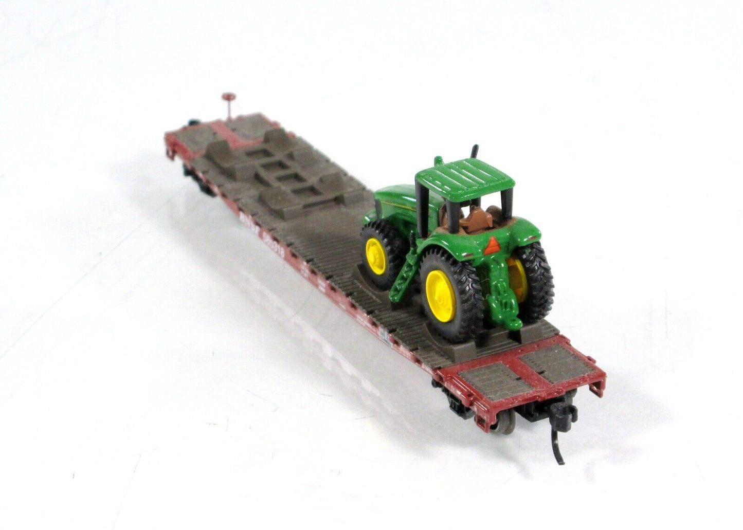 N Scale ***JOHN DEERE*** Tractor on Flat Car, **BNSF** #585318 --- Athearn 10444