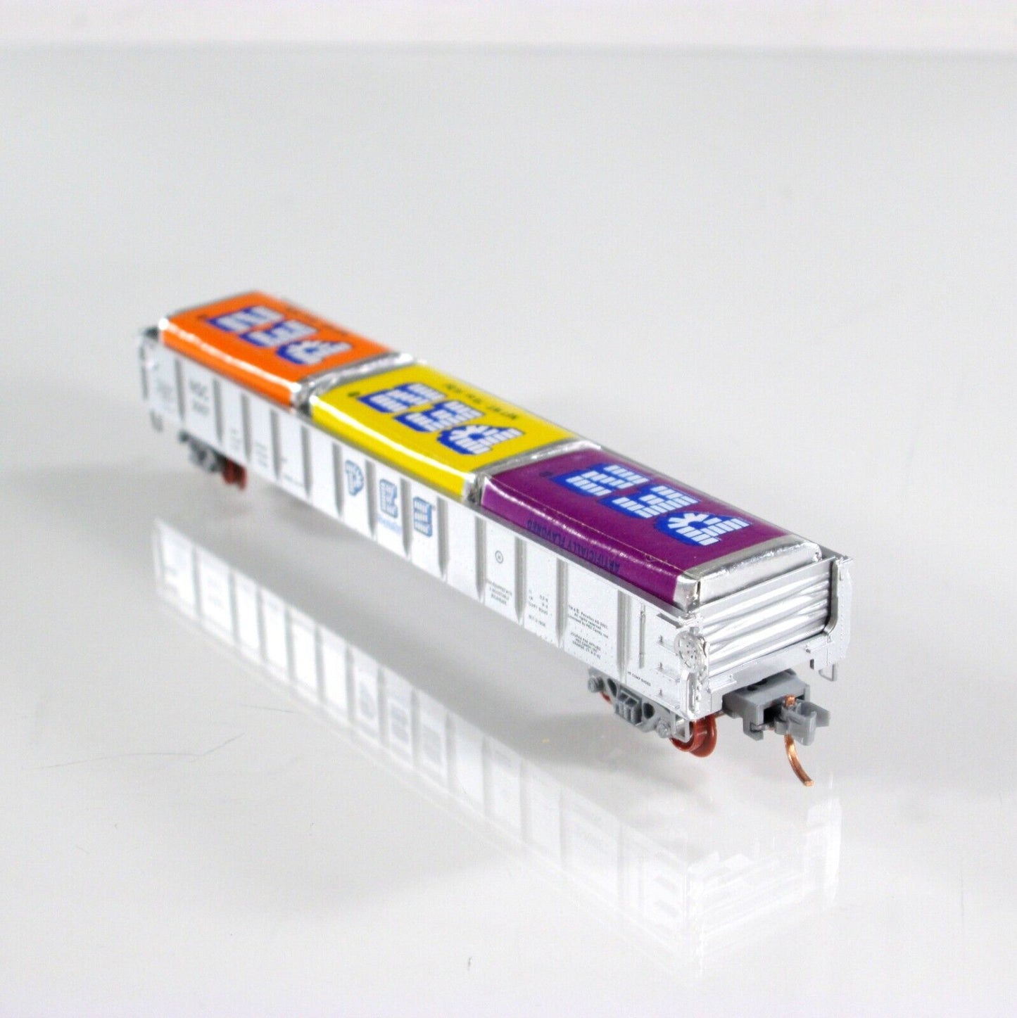 N Scale PEZ Candy 50' Gondola - Micro Trains Special Run - NSC MTL 07-135 (2007)