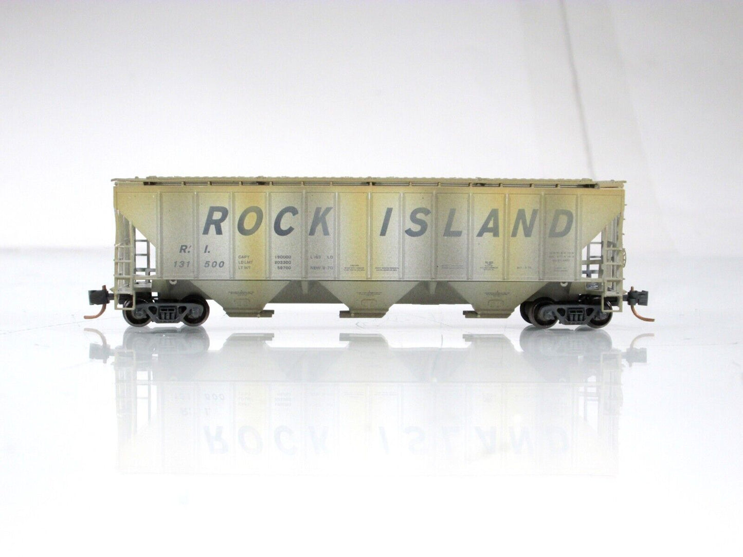 N Scale ***ROCK ISLAND*** Weathered 3-Bay Hopper #131500 - Micro Trains 09644030