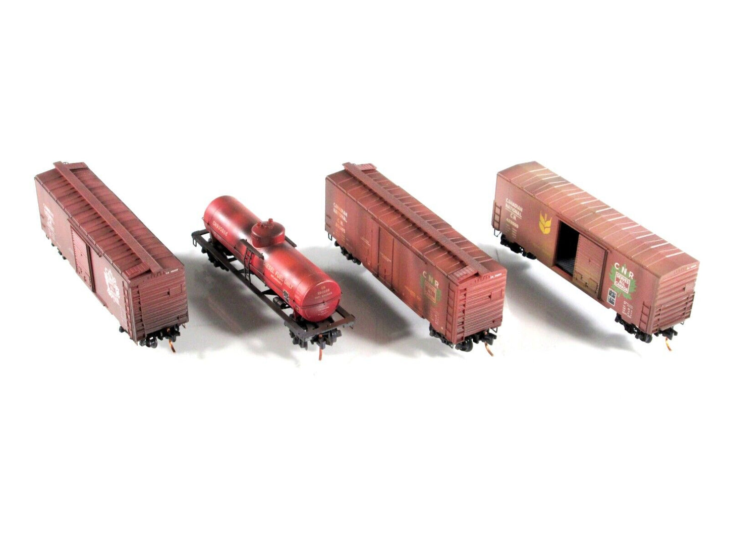 N Scale *CANADIAN NATIONAL* Weathered Tank & Box Car Set - Micro Trains 99305010
