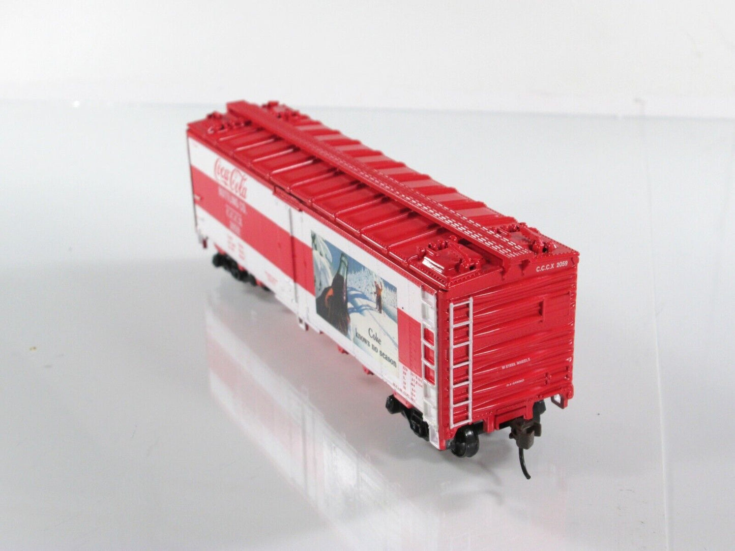 HO Scale COCA-COLA Bottling, 40' Steel Reefer Box Car - CCCX 2059 - Athearn 8330