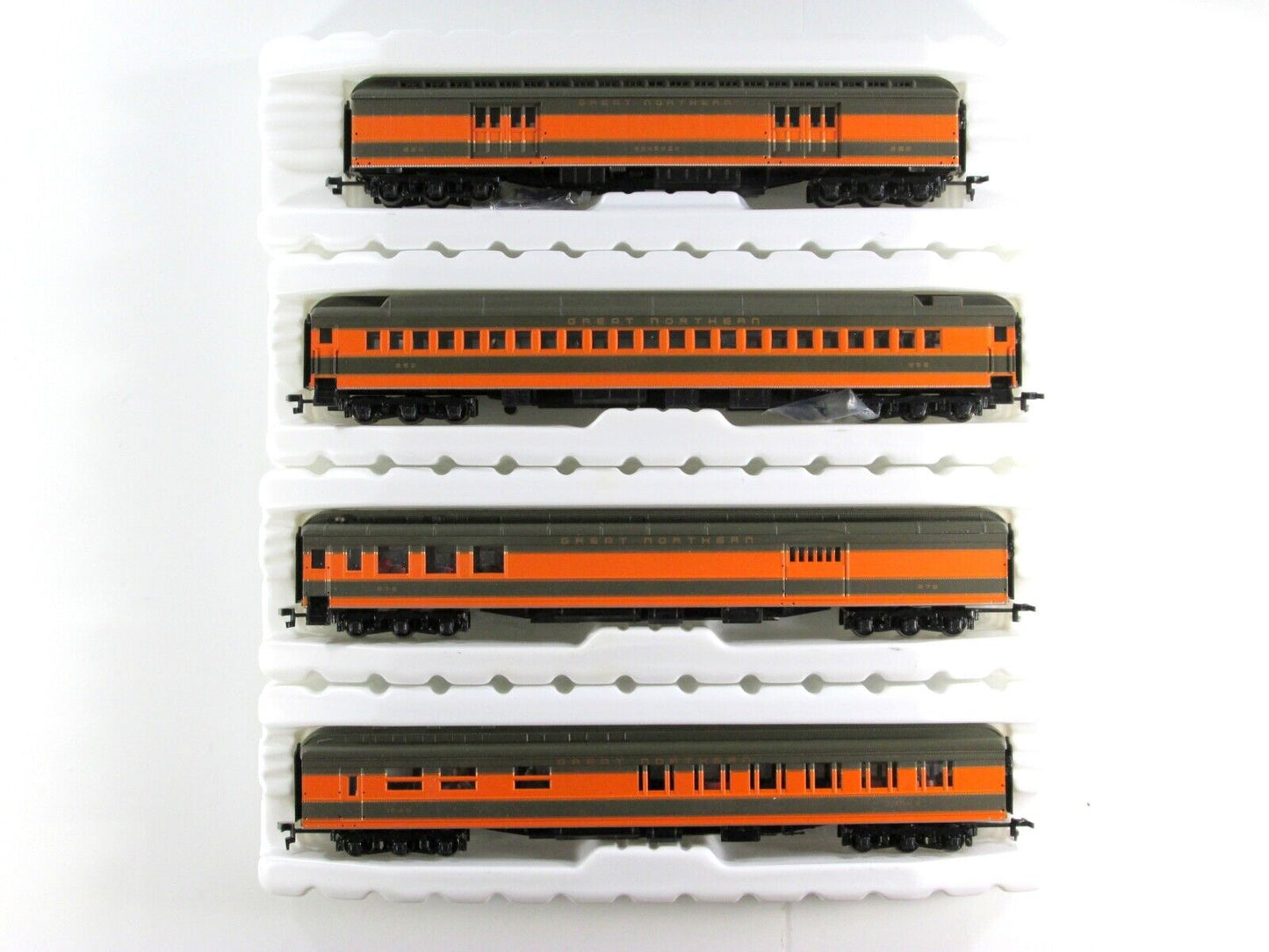 HO Scale GREAT NORTHERN Passenger 8-Car Set - IHC 49288 w/ Interiors, Passengers