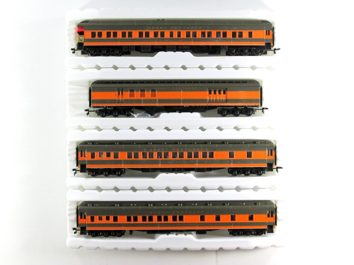 HO Scale GREAT NORTHERN Passenger 8-Car Set - IHC 49288 w/ Interiors, Passengers
