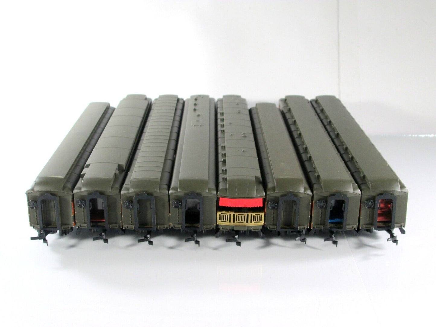 HO Scale GREAT NORTHERN Passenger 8-Car Set - IHC 49288 w/ Interiors, Passengers