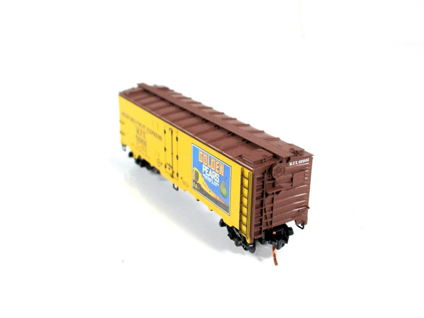 N Scale ***MEDFORD FRUIT EXPRESS** GOLDEN PEARS Reefer, MFX 62902 - Micro Trains
