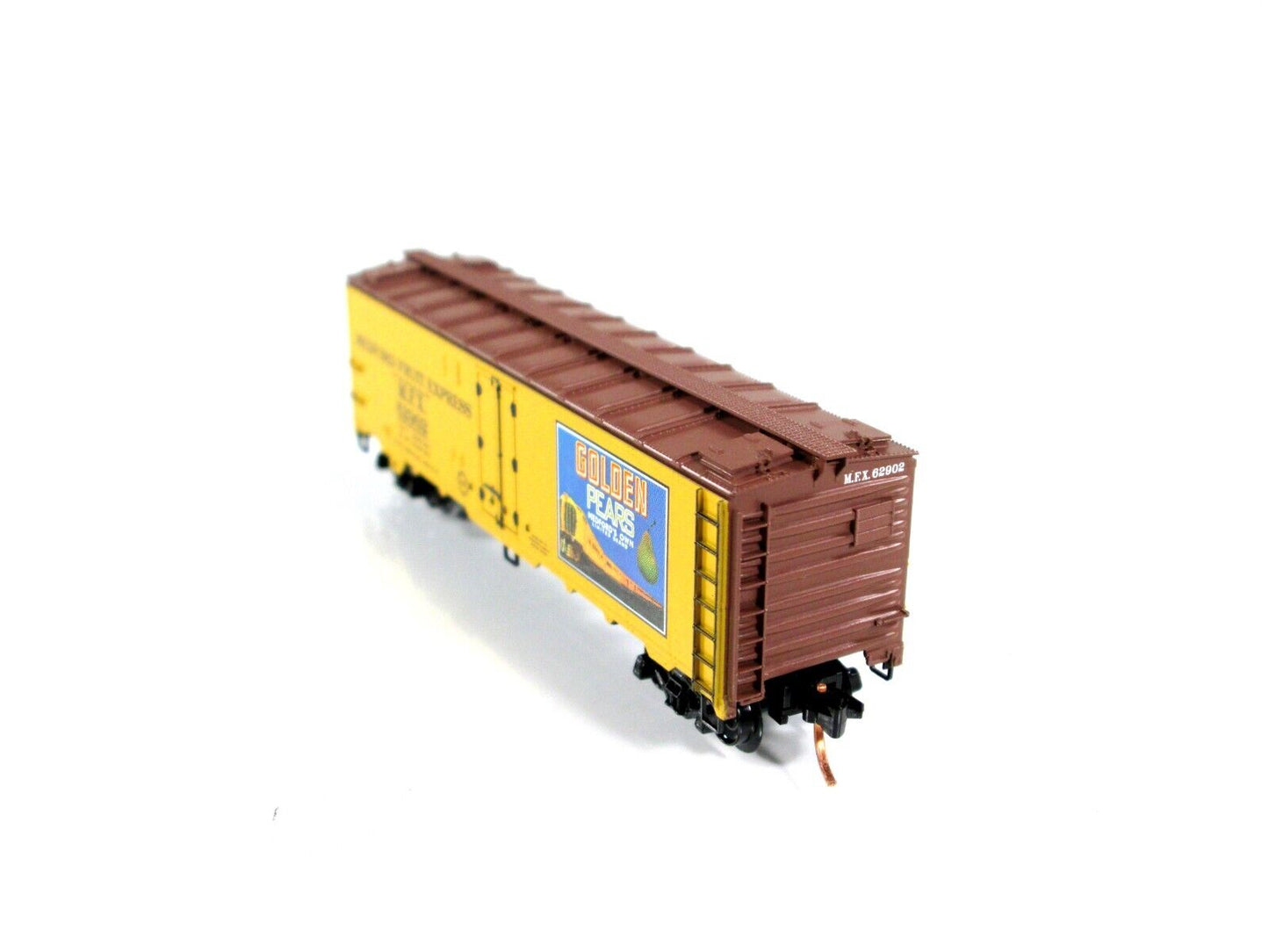N Scale ***MEDFORD FRUIT EXPRESS** GOLDEN PEARS Reefer, MFX 62902 - Micro Trains