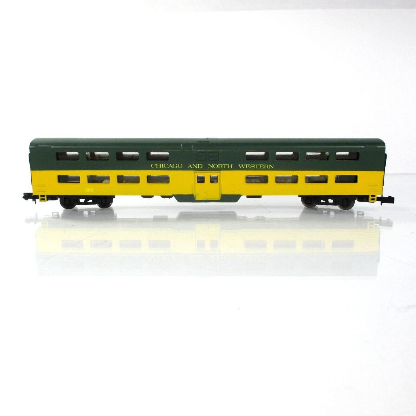 N Scale CHICAGO & NORTH WESTERN Bi-Level Commuter Coach Car #263 --  Arnold 0357