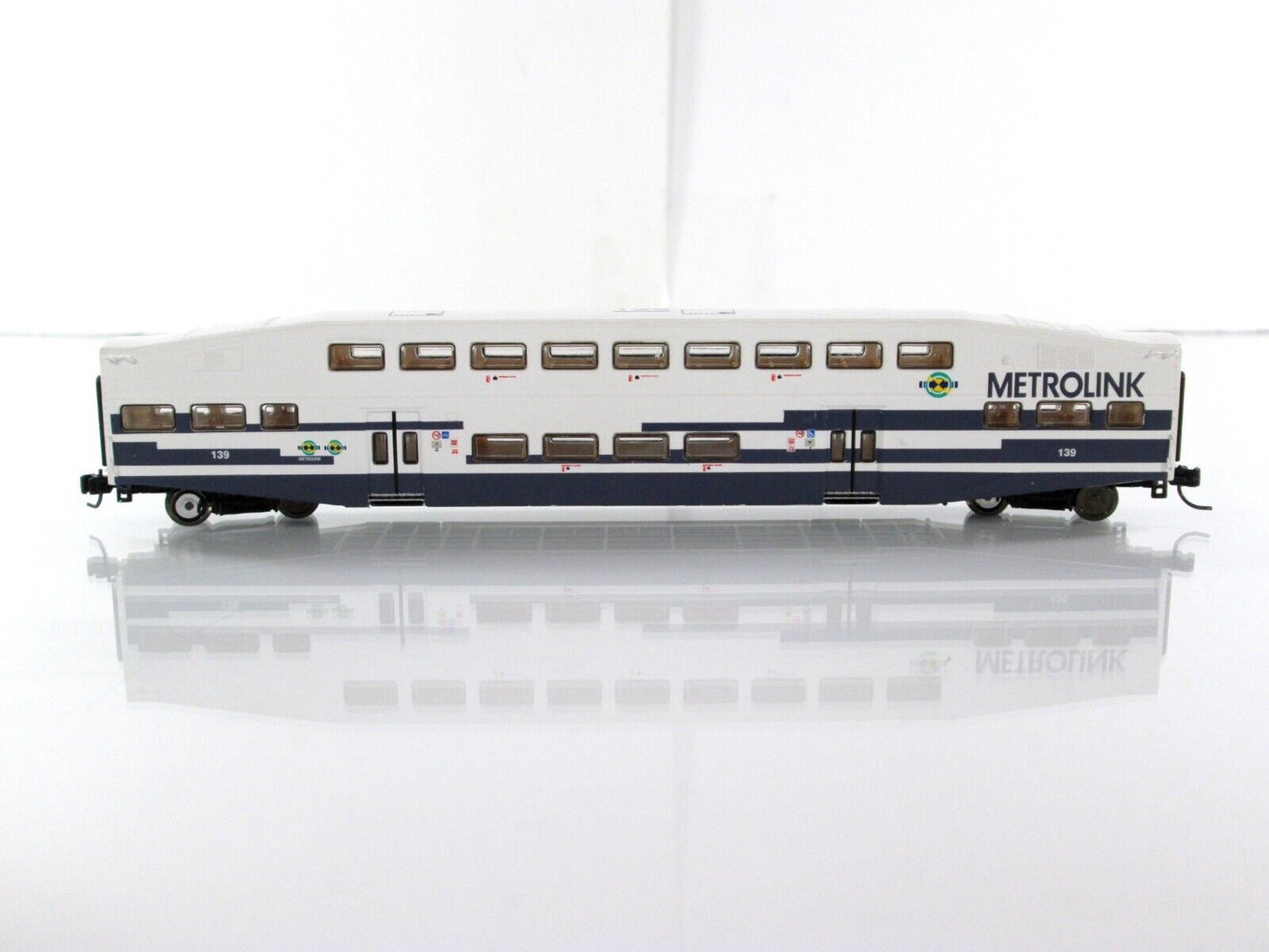 N Scale BOMBARDIER METROLINK Bi-Level Passenger Coach Car 139 ---- Athearn 26013