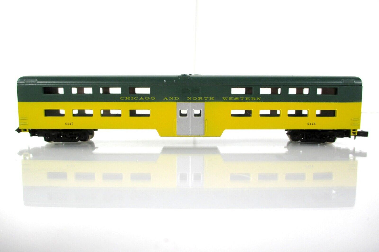 N Scale CHICAGO & NORTH WESTERN Bi-Level Commuter Coach, CNW 6425 - Con-Cor 4401