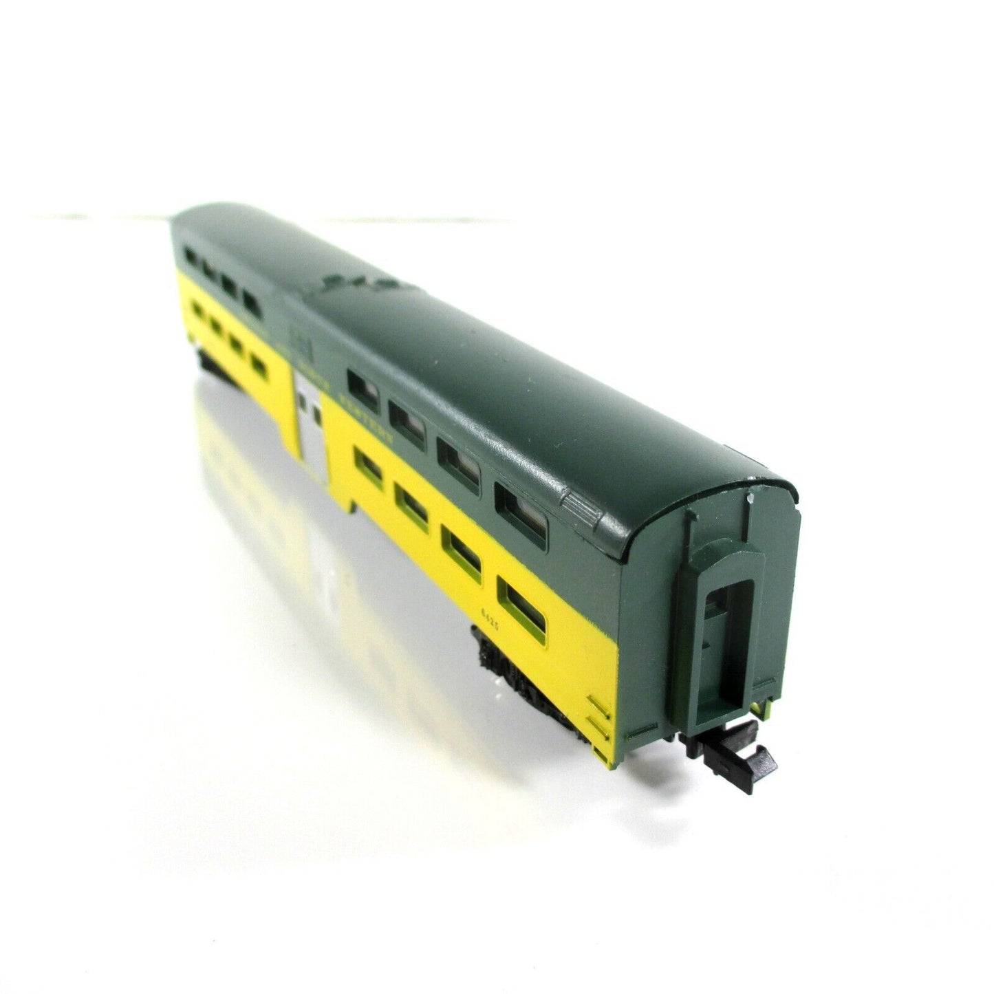 N Scale CHICAGO & NORTH WESTERN Bi-Level Commuter Coach, CNW 6425 - Con-Cor 4401