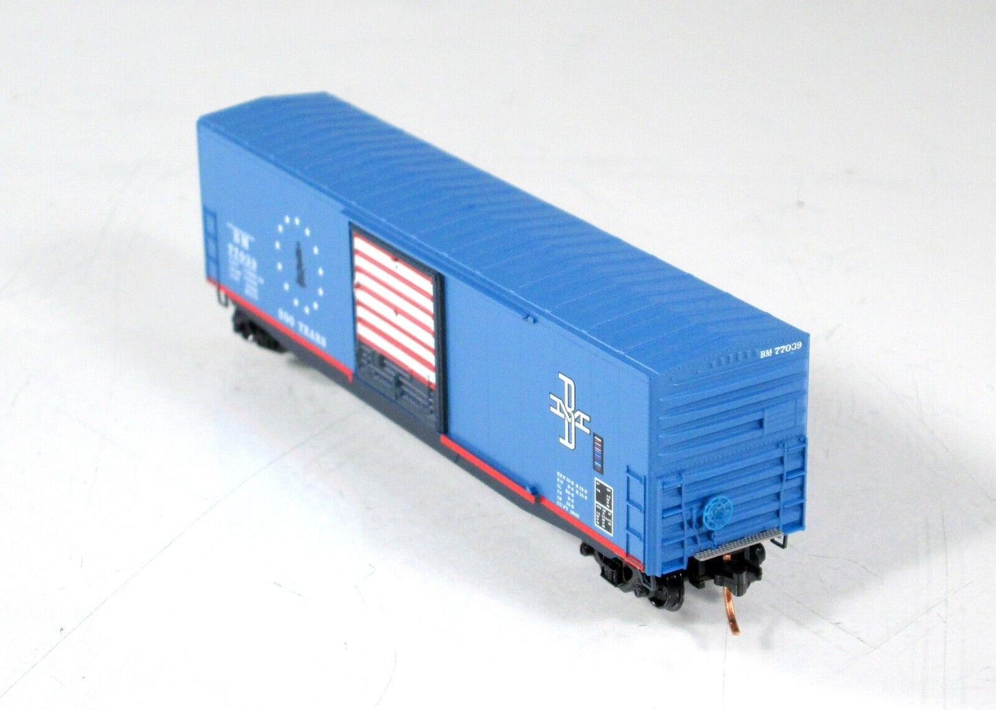 N Scale ***BOSTON & MAINE*** BICENTENNIAL 50' Box Car ---- Micro Trains 18000050