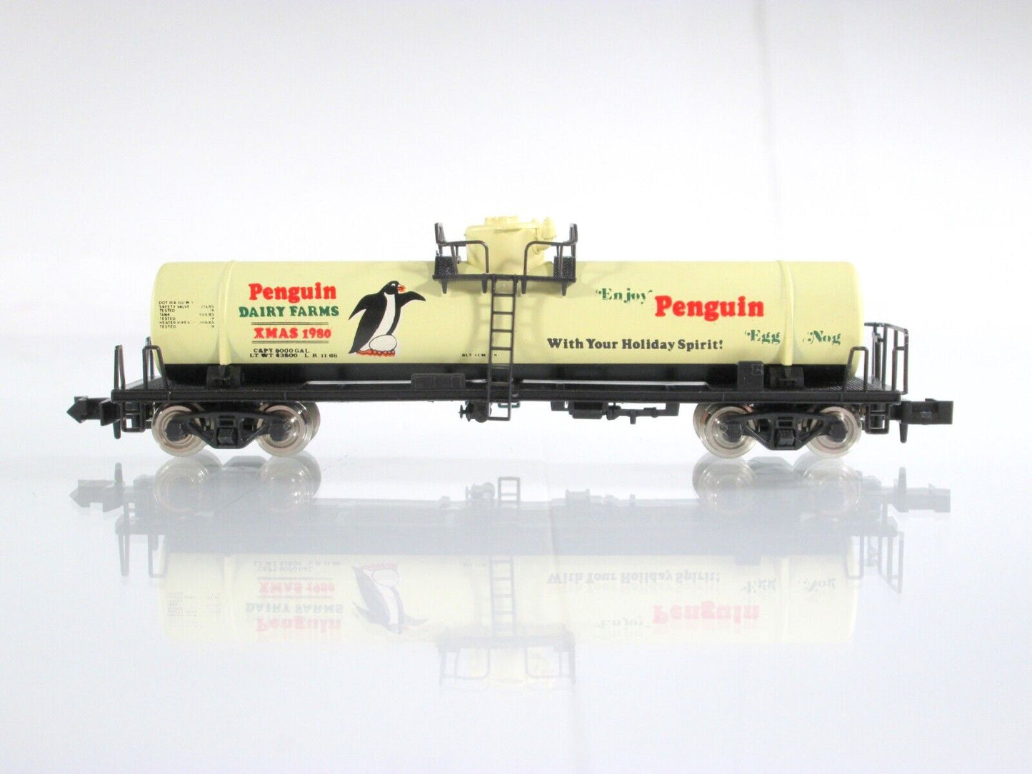 N Scale ***PENGUIN DAIRY FARMS CHRISTMAS*** 1980 Tank Car - Kato 808 3000 **RARE