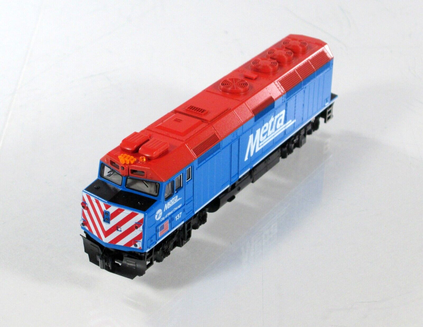 N Scale ***CHICAGO METRA*** EMD F40PH Locomotive #137 -- Kato 176-9101 **DCC Rdy