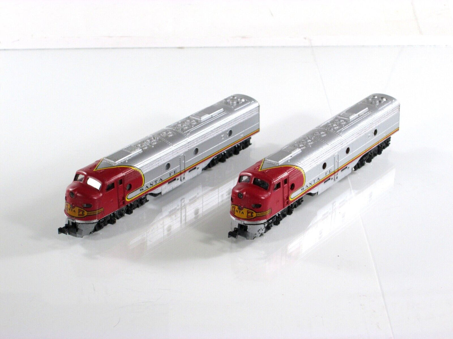 N Scale *SANTA FE* EMD E-8 Powered & Dummy A Locomotive Set -Con-Cor / Kato 2704