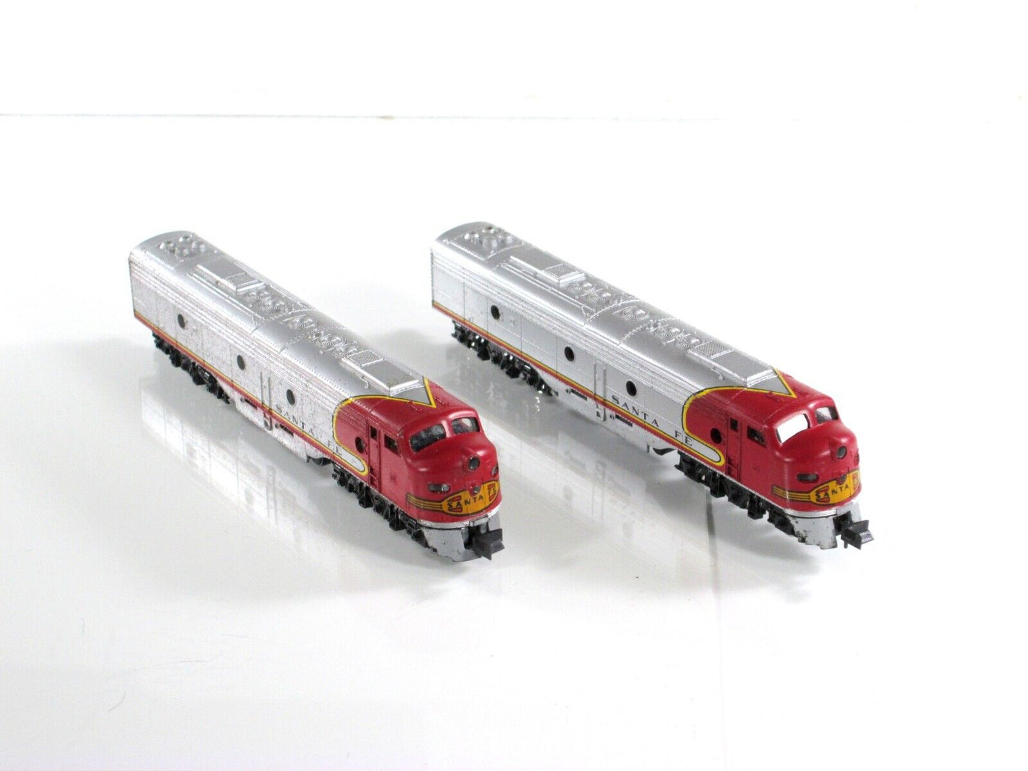 N Scale *SANTA FE* EMD E-8 Powered & Dummy A Locomotive Set -Con-Cor / Kato 2704