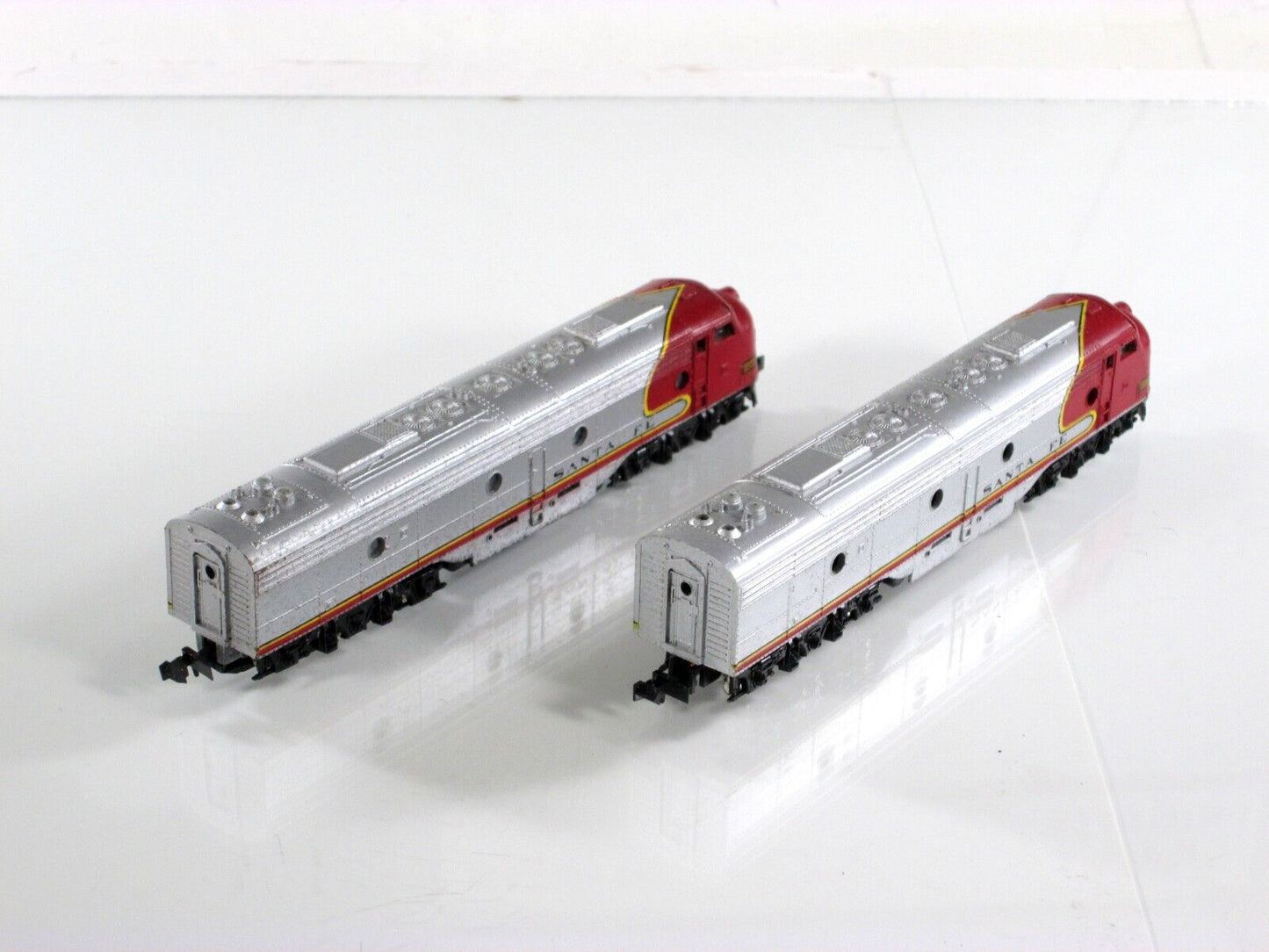 N Scale *SANTA FE* EMD E-8 Powered & Dummy A Locomotive Set -Con-Cor / Kato 2704