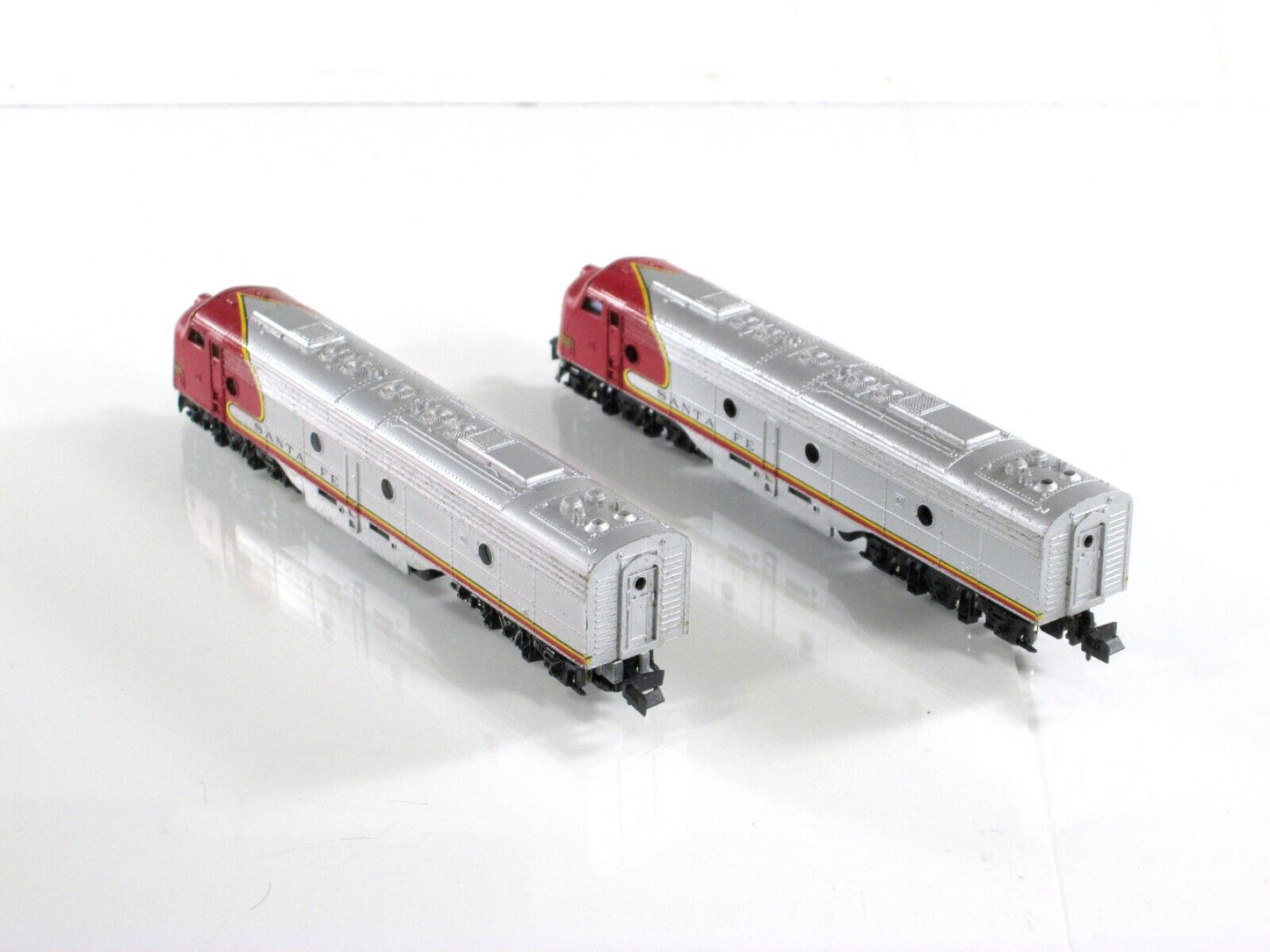 N Scale *SANTA FE* EMD E-8 Powered & Dummy A Locomotive Set -Con-Cor / Kato 2704