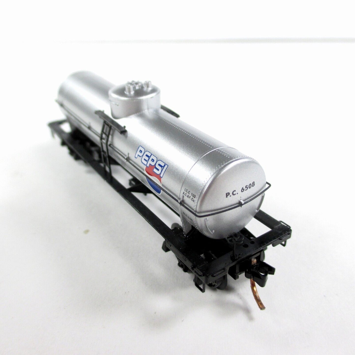 N Scale ***PEPSI-COLA*** 39' Single Dome Tank Car - PC 6508 - Micro Trains 65450
